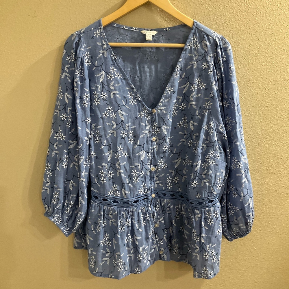 NWOT Cato Women’s 18/20 Blue floral button down blouse

Size 18/20
Armpit to arm